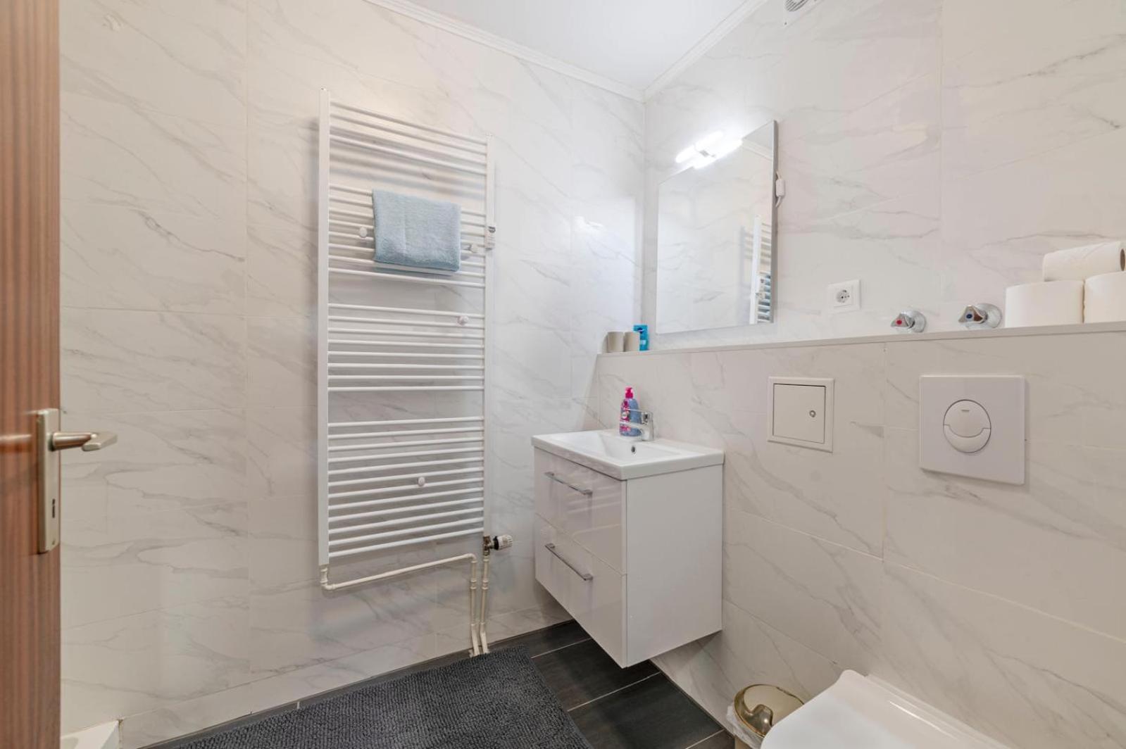 דיסלדורף Schoene, Moeblierte Wohnung Mit Balkon Und Tiefgarage מראה חיצוני תמונה
